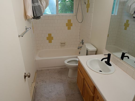 2nd image of 302 S McLoughlin Blvd #308