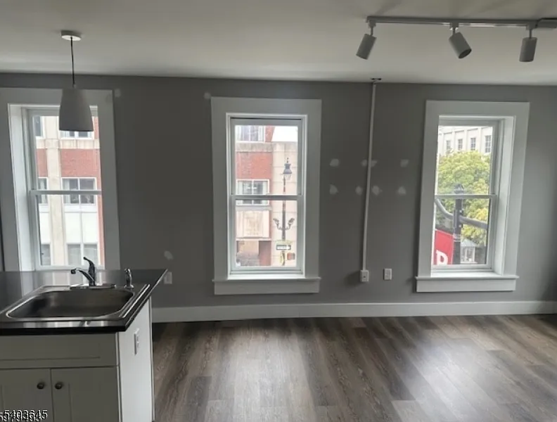 1 bed, 1.0 bath, $2,400 — Photo 3