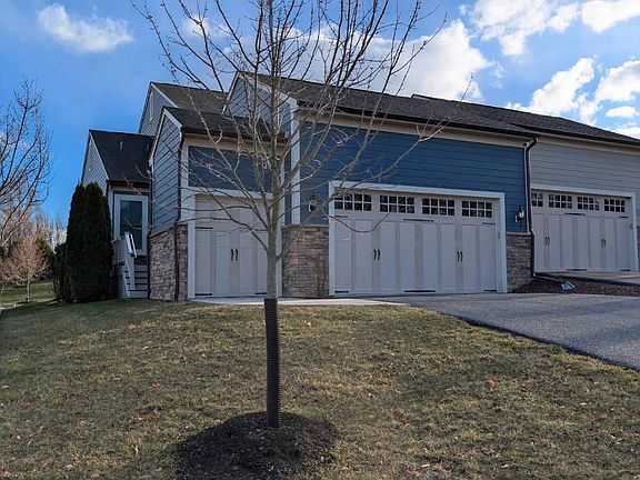 3rd image of 6910 Summit Cir