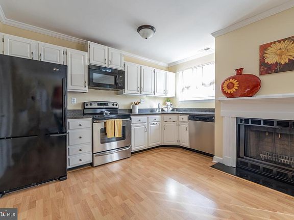 4th image of 230 Adrian Ct