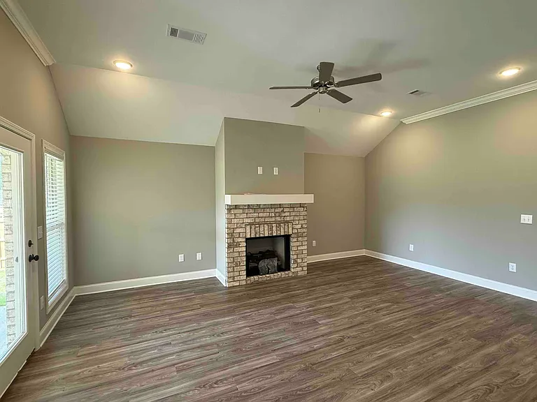 573 Patrick Farms Dr — Photo 4