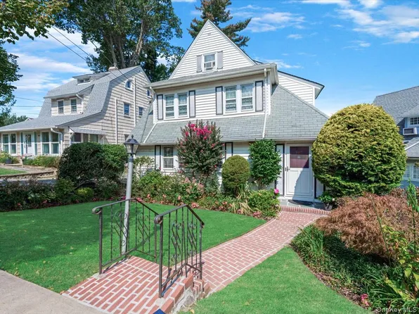 367 Grosvenor Street, Douglaston, NY 11363