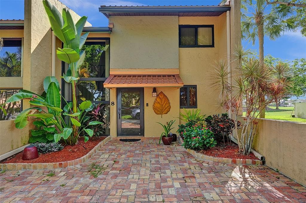 700 E Coco Plum Cr #8