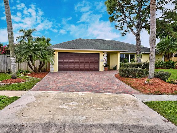 4th image of 751 Patrick Dr