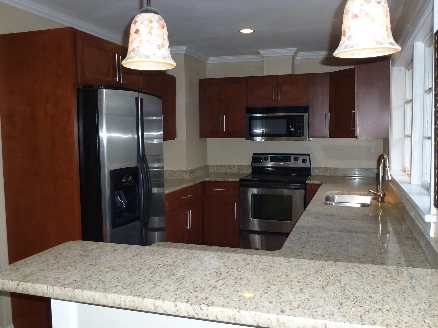 5 bed, 2500 sqft, $5,595 — Photo 1
