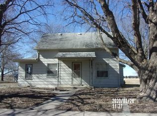 702 Pacific St, Walnut, IA 51577