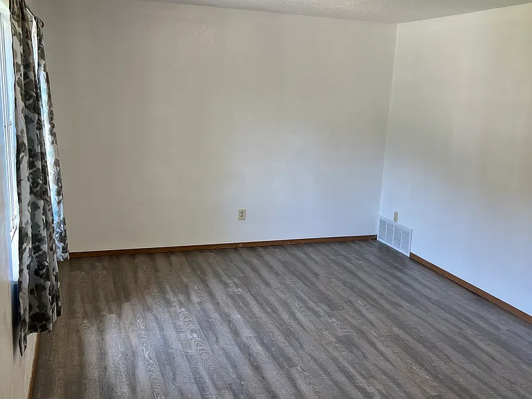 1022 Village Ln — Photo 5