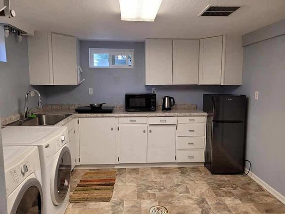 2nd image of 827 Woodford St