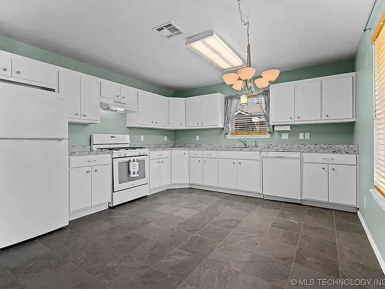 1449 S Oak Ave — Photo 4
