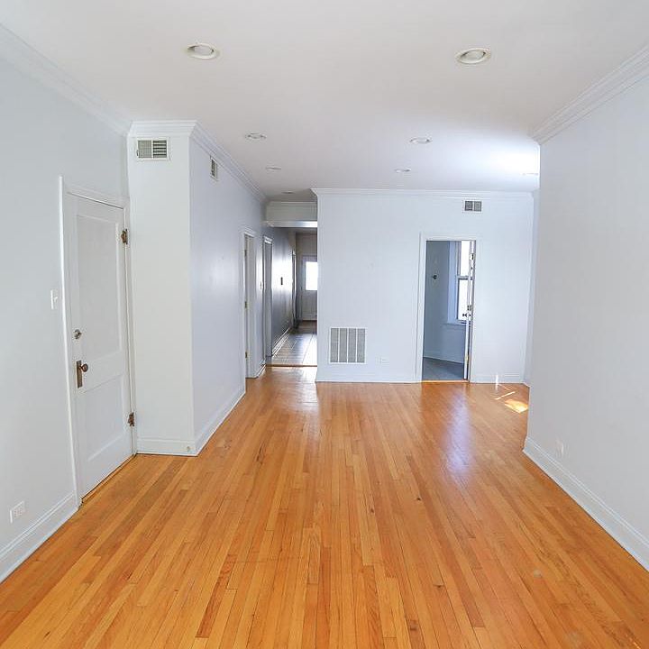 1st image of 1142 W Wellington Ave #3R
