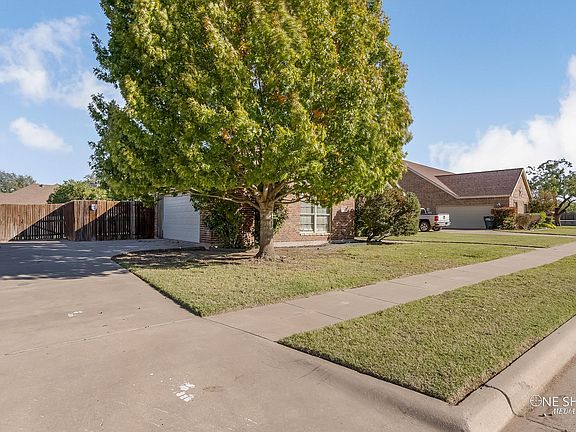 3rd image of 802 Lone Star Dr