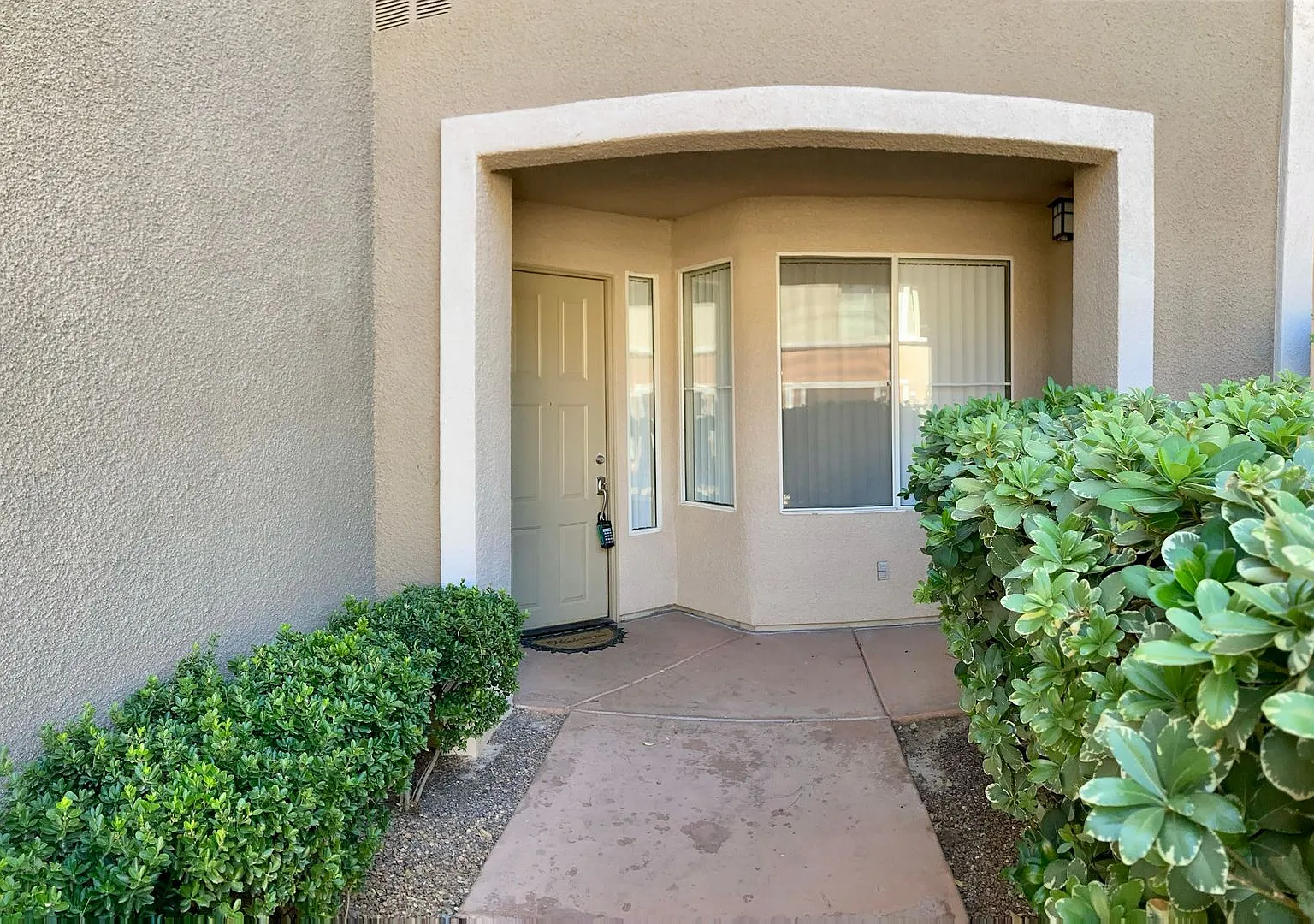 Move In Bonus !! Stunning Beautiful 3bd/2.5ba W/ Den Area Condo/Townhome Located In Summerlin — Photo 2