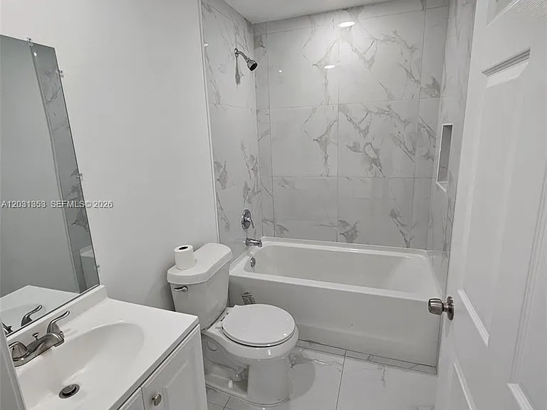 1901 W 11th St — Photo 12