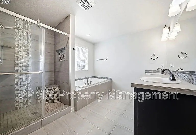 4704 NE 109th St — Photo 27