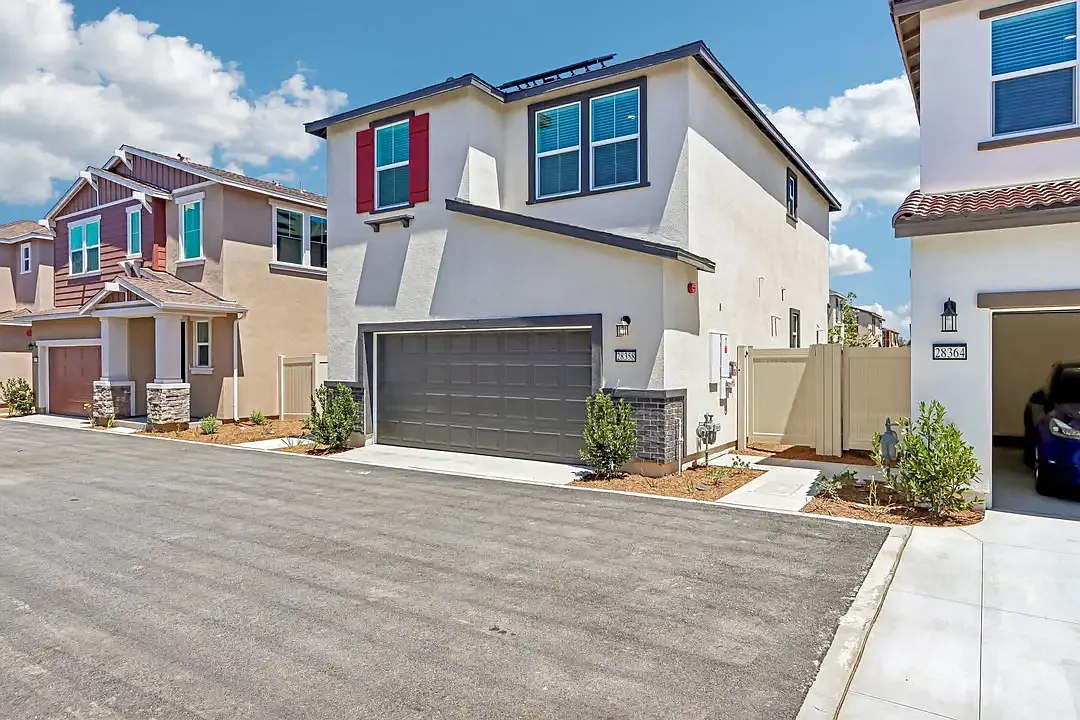 3 bed, 1402 sqft, $3,500 — Photo 2
