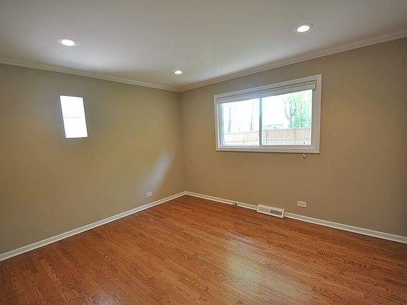 5th image of 909 Lily Ln