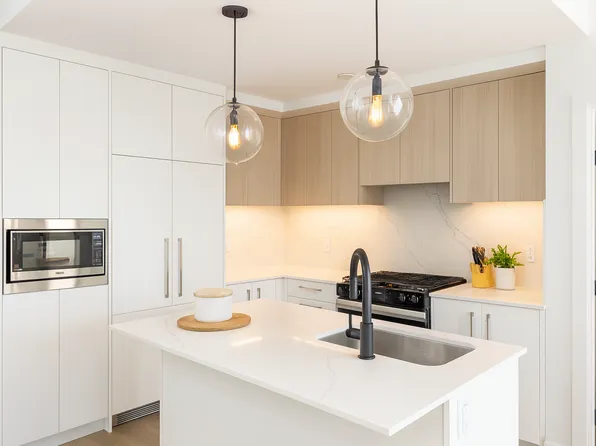 8375 Broadcast Ave SW #412, Calgary, AB T3H 3V6