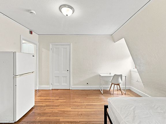 5th image of 186 Waterman St APT 17
