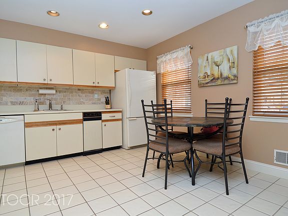 4th image of 489 Iroquois Ct