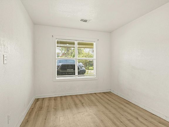 4th image of 646 N Northaven Dr