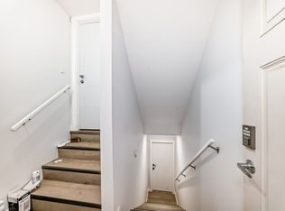 81 Edith Mews NW #B, Calgary, AB T3R 1Y7