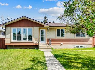 2608 W 42nd St SE, Calgary, AB T2B 1G7