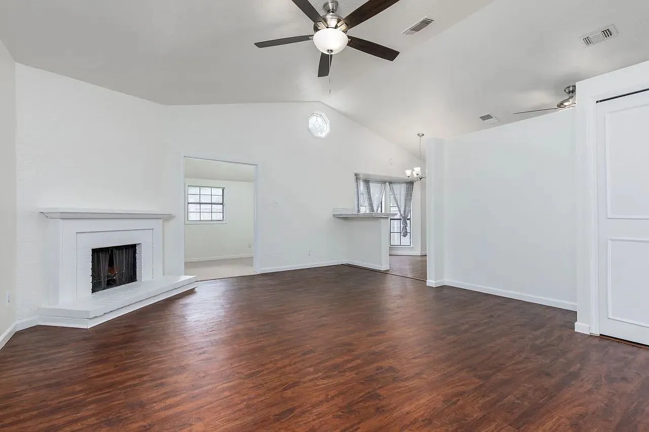 3 bed, 1280 sqft, $1,890 — Photo 2