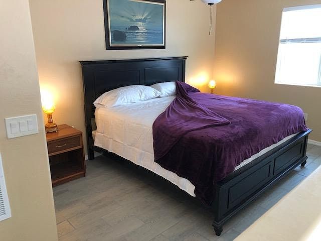 king size bed.