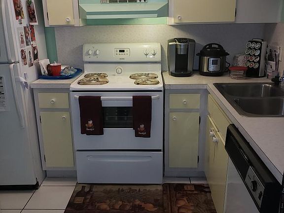 4th image of 1101 Crystal Lake Dr APT 206