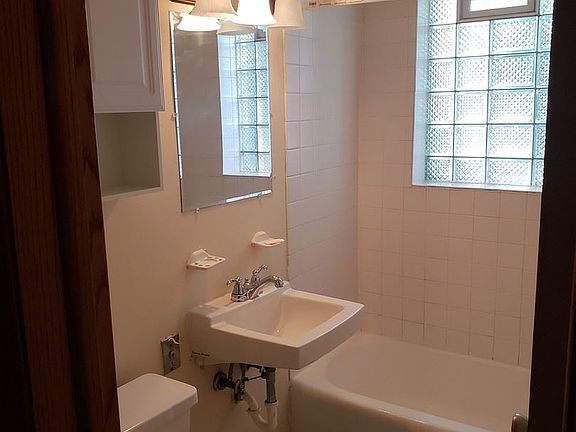 5th image of 3230 Penn Ave N #8321625