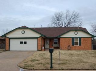 725 Wood Hollow Ln, Moore, OK 73160