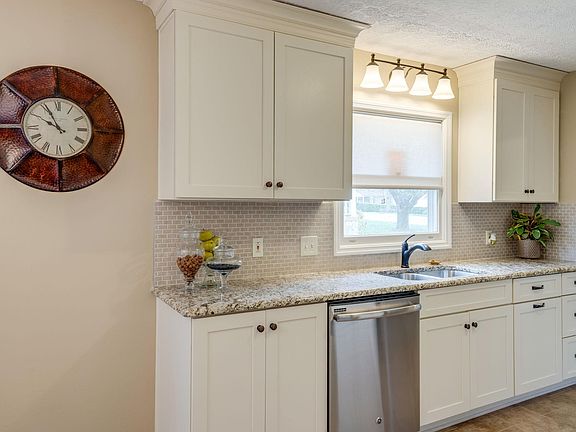 5th image of 7021 Bay Cove Trl