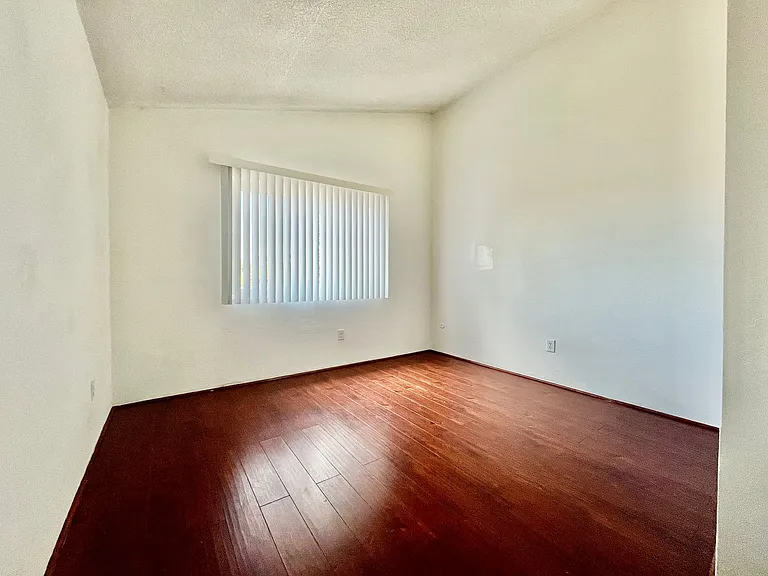 318-320 Hillside Ct — Photo 6