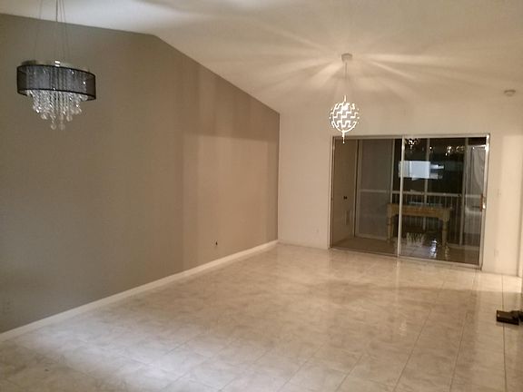 LARGE LIVING ROOM WITH SCREENED BALCONY