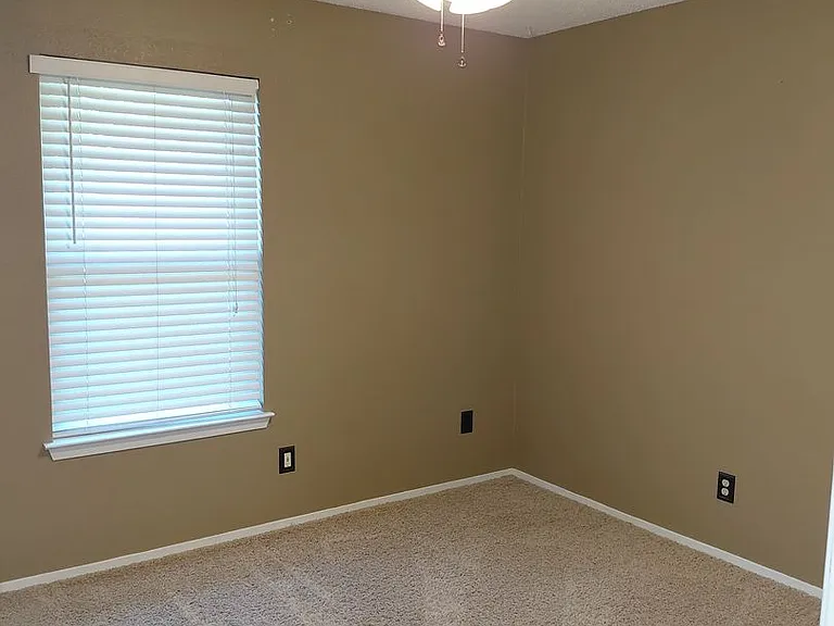 3725 Greenwood Rd — Photo 24