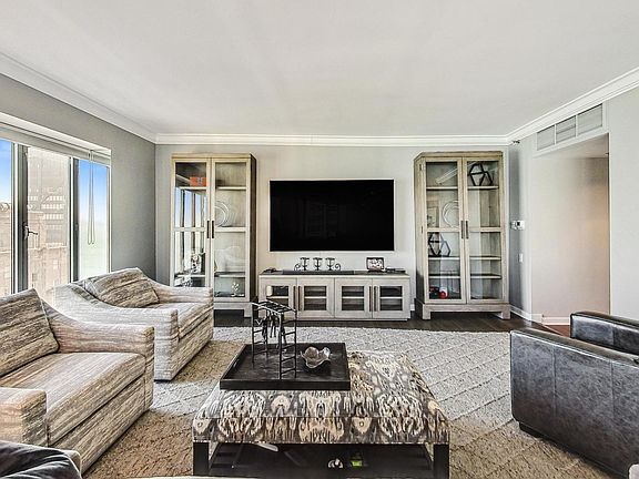 5th image of 950 N Michigan Ave APT 4105