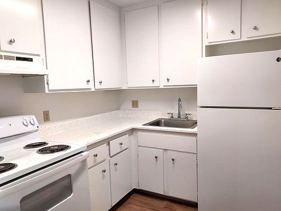 3rd image of 12349 Lakeshore Dr APT 7