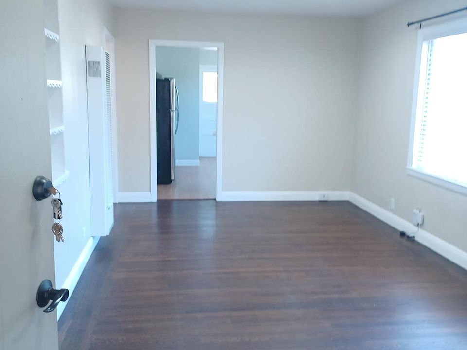 1st image of 940 Capuchino Ave