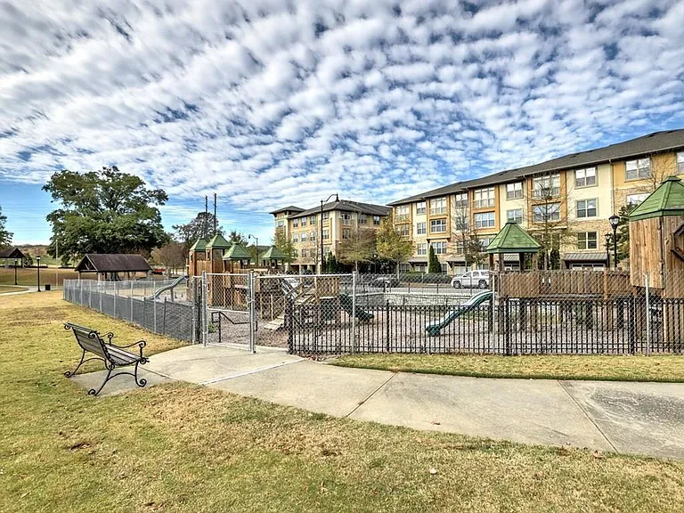 975 Odessa Dr NW — Photo 47