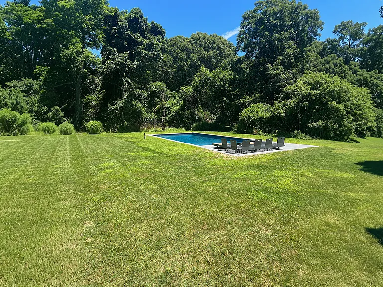 212 Meadows W — Photo 3