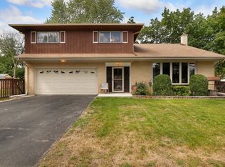 897 Rose Ln, Wheeling, IL 60090