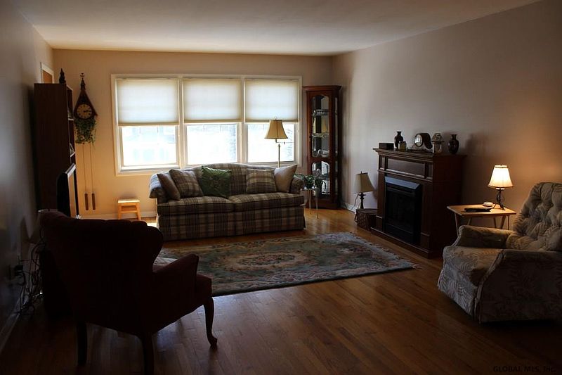 3rd image of 11-3 REGINA Court