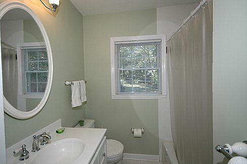 Updated Hall Bath w/ tub/shower