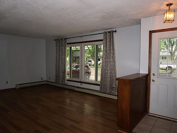 4th image of 405 10th St SE