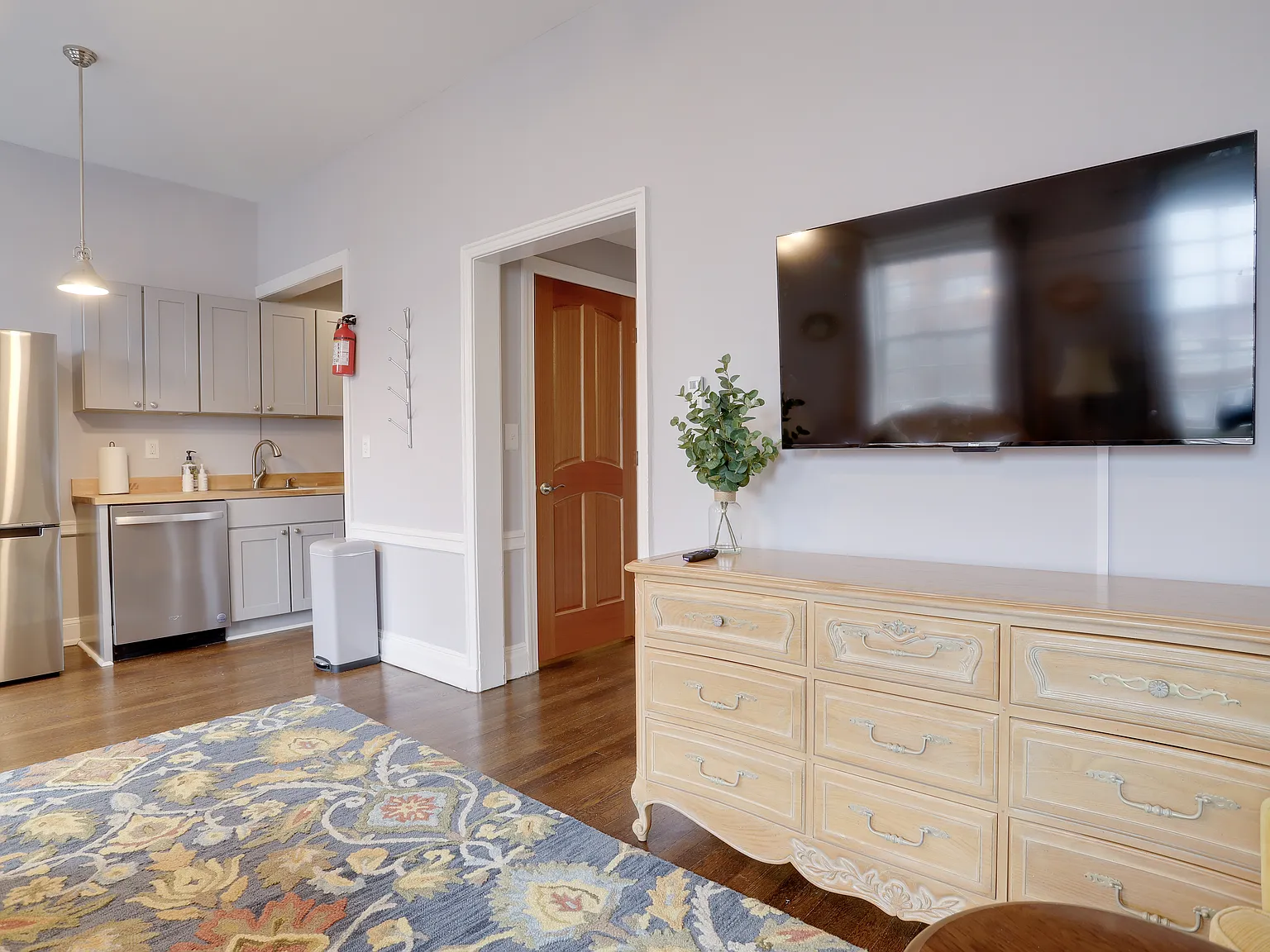 Studio, 425 sqft, $3,750 — Photo 2