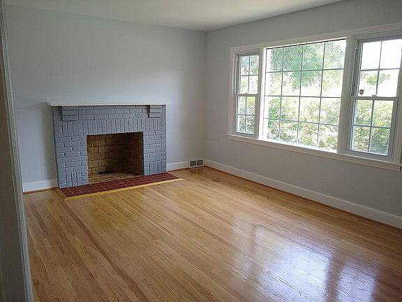 3rd image of 4719 Oxford St