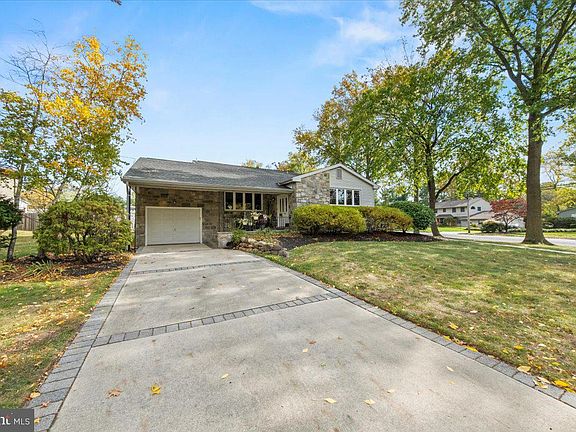 2nd image of 1738 Country Club Dr