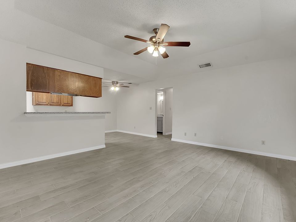 1st image of 411 S Las Vegas Trl