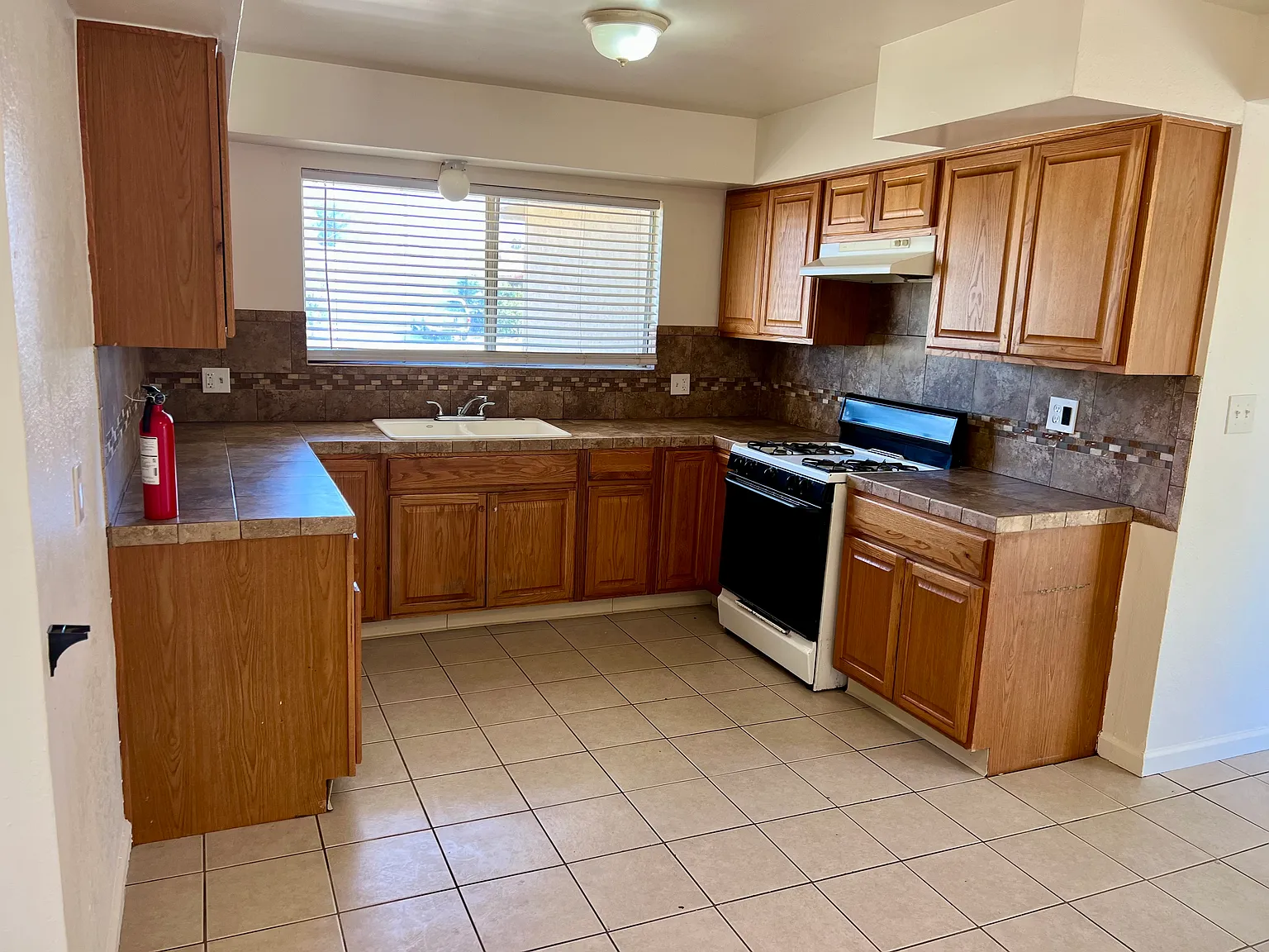3 bed, 1406 sqft, $2,300 — Photo 3