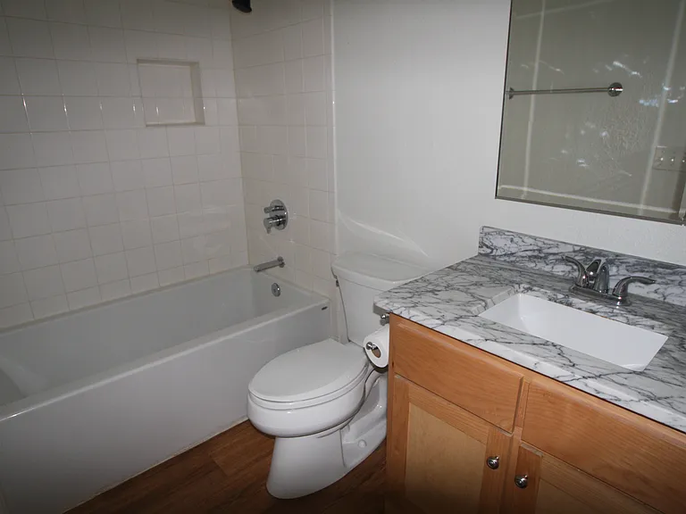 Upstairs full bathroom.